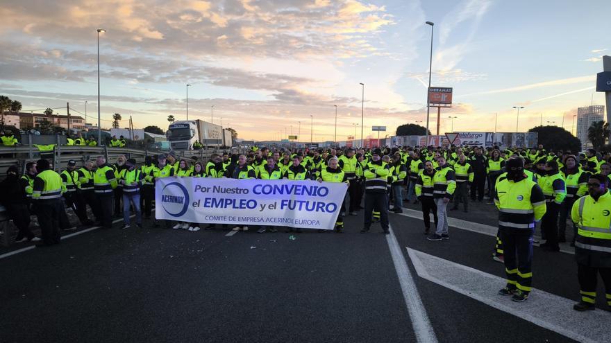 Imagen de archivo de un corte de la A-7 por trabajadores de Acerinox en Los Barrios.