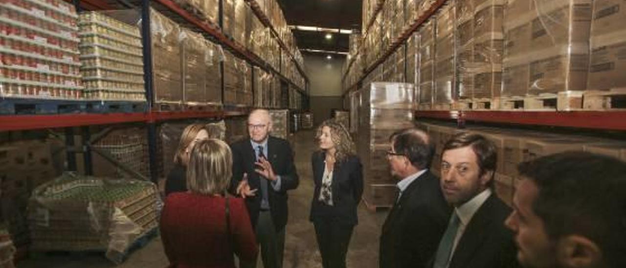 Visita ayer de la subdelegada del Gobierno al Banco de Alimentos.