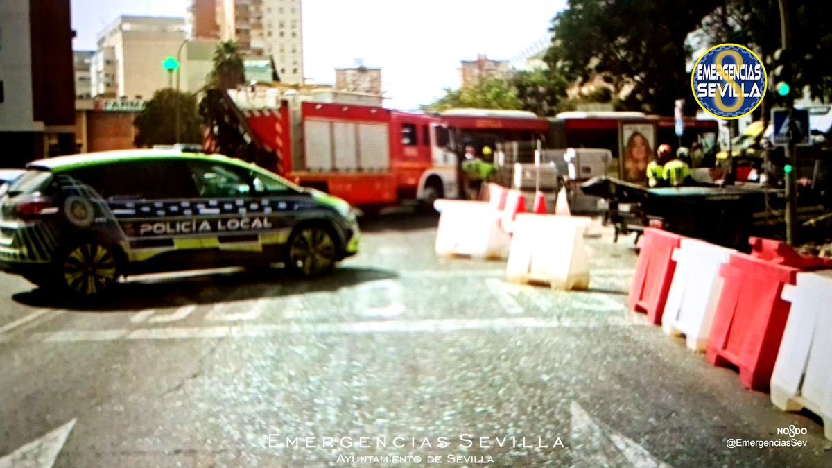 Momento del accidente cuando llegan los vehículos policiales, de bomberos y sanitarios al lugar.