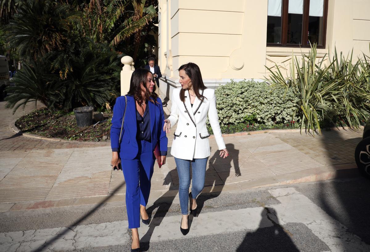 Alicia Izquierdo y Elisa Pérez de Siles, ayer en las inmediaciones del Ayuntamiento.