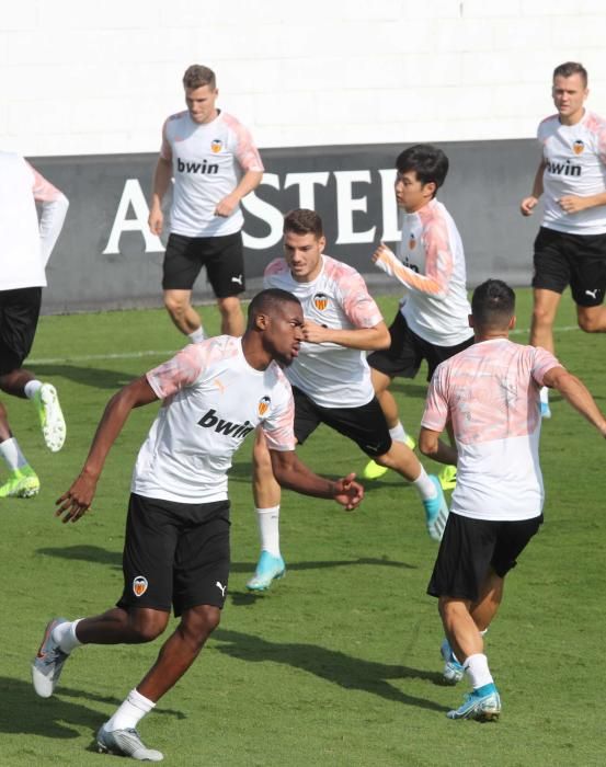 Anil Murthy, atento al entrenamiento del Valencia