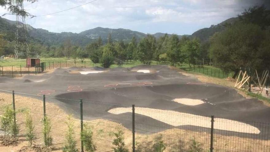 El circuito de Pump Track, en Bueño, a la espera de las obras de asfaltado y señalización.