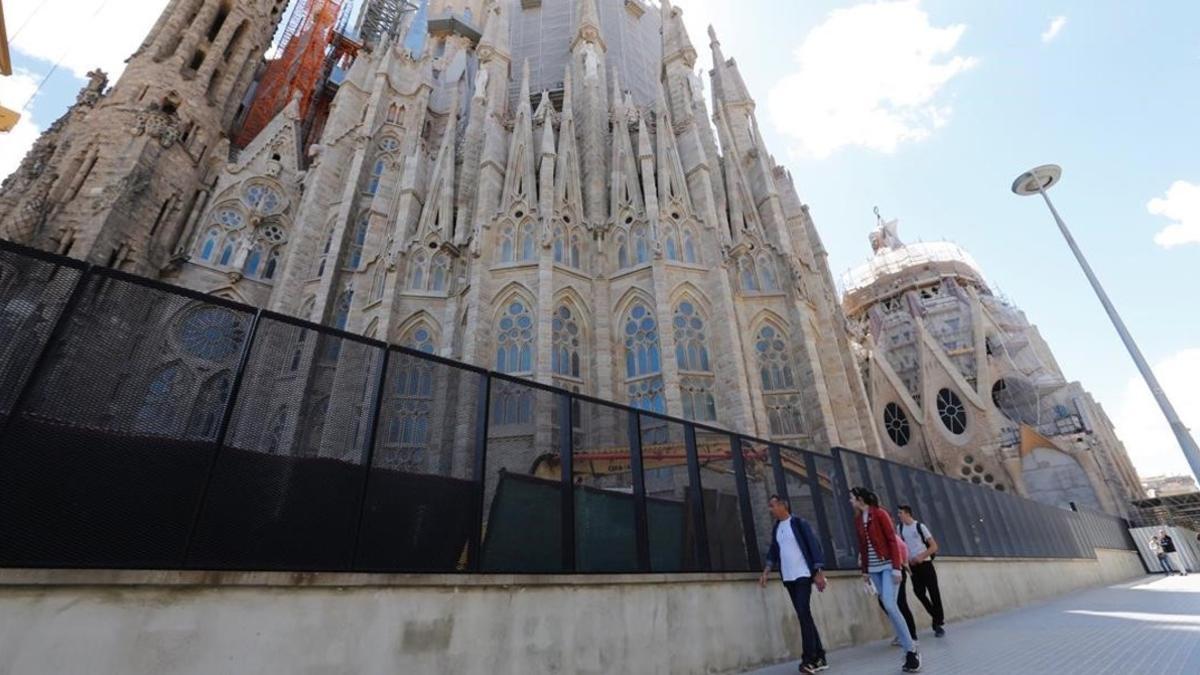 El nuevo vallado que protege la Sagrada Família.