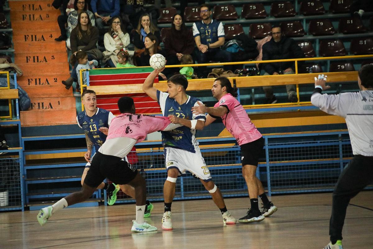 BM Zamora ejerce de líder para golear al Vetusta en la fiesta de la cantera