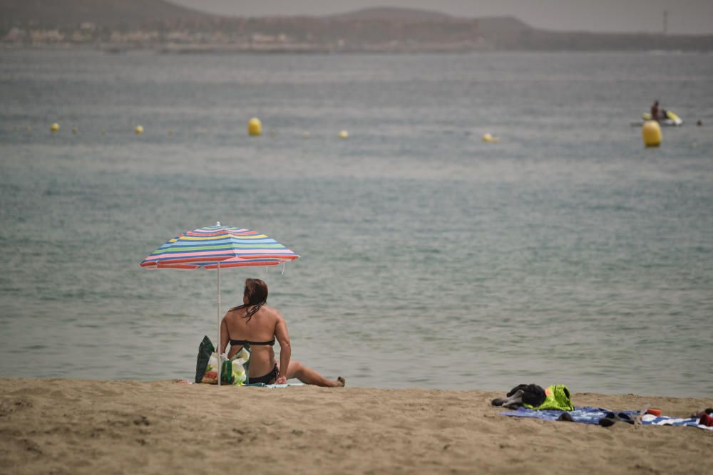 Un baño en la playa, uno de los remedios más utilizados este jueves para combatir el calor.