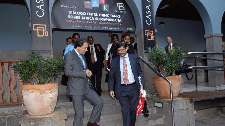 Luis Padrón (izda.) recibe, ayer, a los participantes en el encuentro.