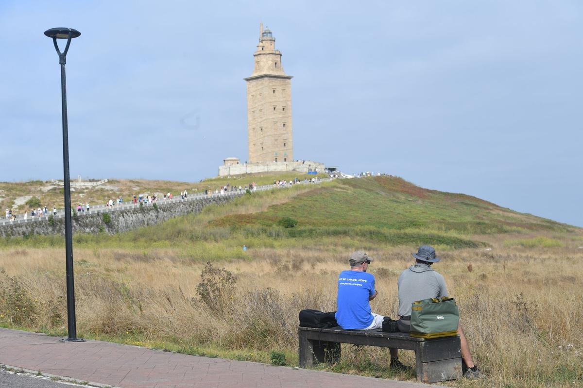 La Torre de Hércules contó con numerosas personas que quisieron ver y captar el eclipse.