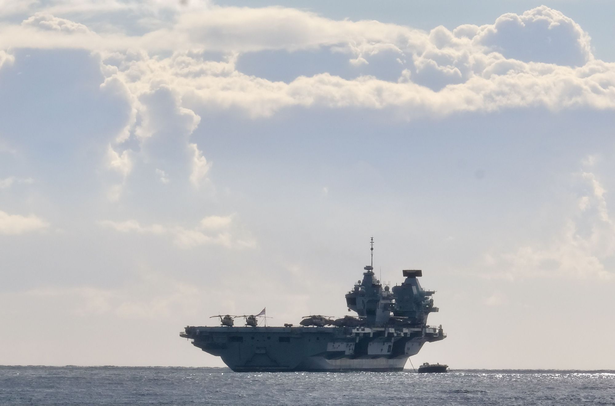 Der britische Flugzeugträger "HMS Queen Elizabeth" in der Bucht und im Hafen von Palma.