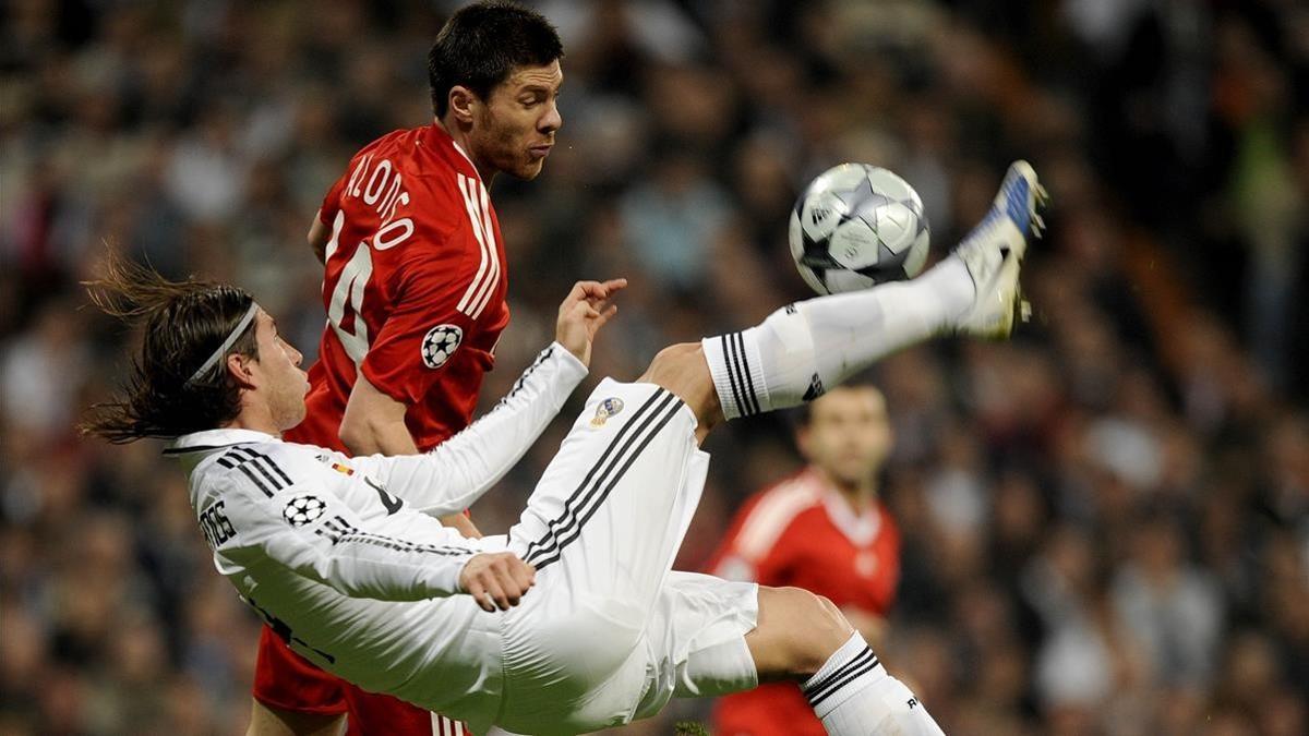 Xabi Alonso, con la camiseta del Liverpool en el 2009, en un partido contra el Madrid.