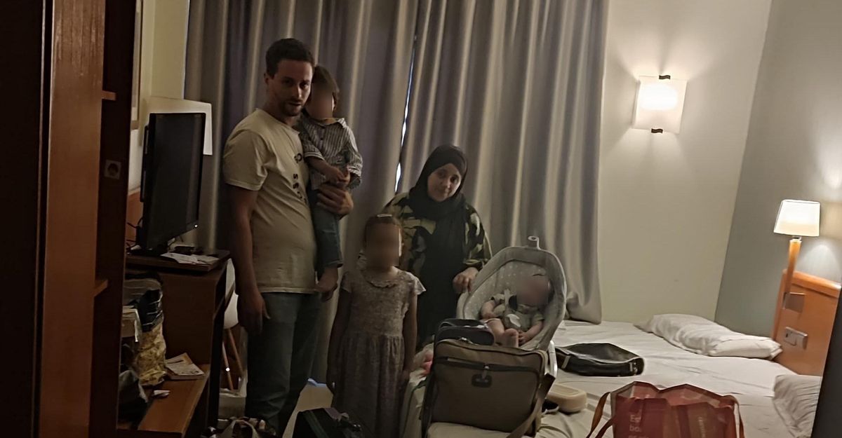 Imagen de la familia en la habitación del hostal que se han visto obligados a abandonar.