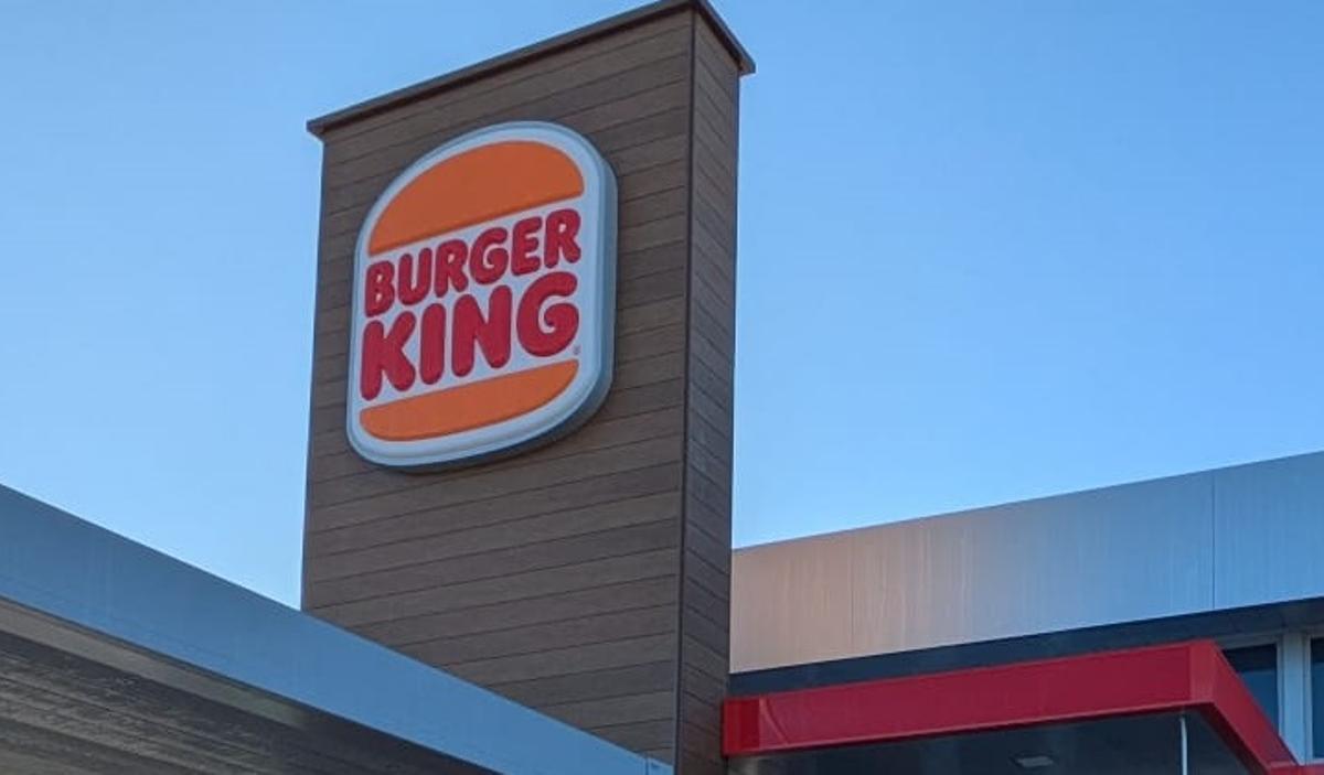 El logo del Burguer King del parque comercial Palma Plaza en Palma del Río ultima su apertura para este jueves, 4 de diciembre.