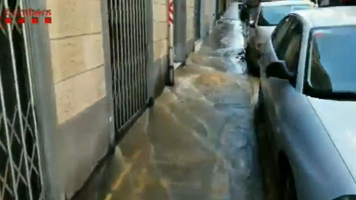 Una gran fuga de agua en una calle de L'Hospitalet obliga a actuar a los bomberos
