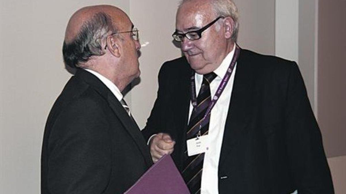 El presidente del ICS, Josep Prat (derecha), conversa con el conseller de Salut, Boi Ruiz.