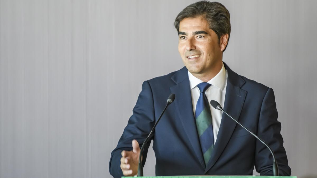 El presidente del Betís, Ángel Haro durante su intervención en el acto de presentación de Bellerín, Marc Roca y Ayoze, como jugadores del Real Betis hoy en el estadio Benito Villamarín de Sevilla.