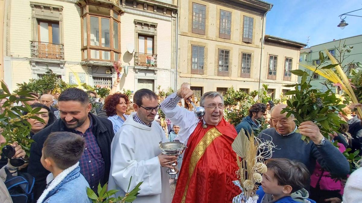 El párroco Fermín Riaño, durante la bendición de Ramos.