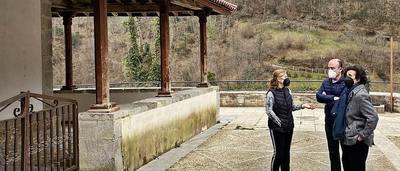 Por la izquierda, Mariluz Prado, Pablo León y Berta Piñán, ayer, en el exterior de la iglesia de Caleao. | Vivas