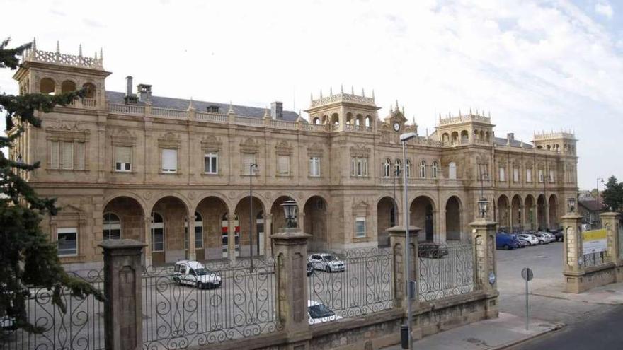 Fachada de la estación de trenes de Zamora, construida con la piedra de Corrales.