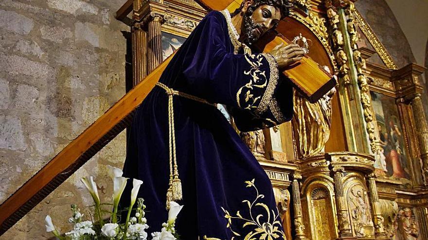 El “Mozo” junto al altar de la iglesia de San Frontis . | Jose Luis Fernández