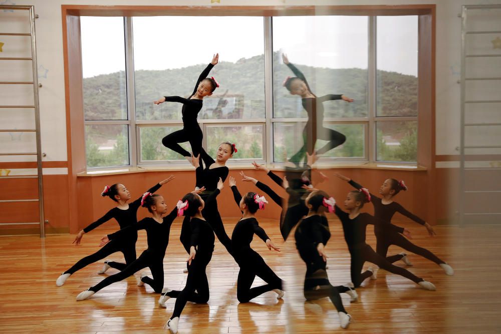 Girls practice dancing at the Mangyongdae ...