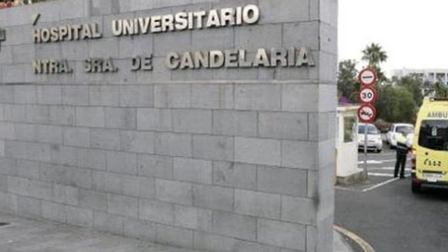 Una ambulancia entra en el Hospital Universitario Nuestra Señora de Candelaria.