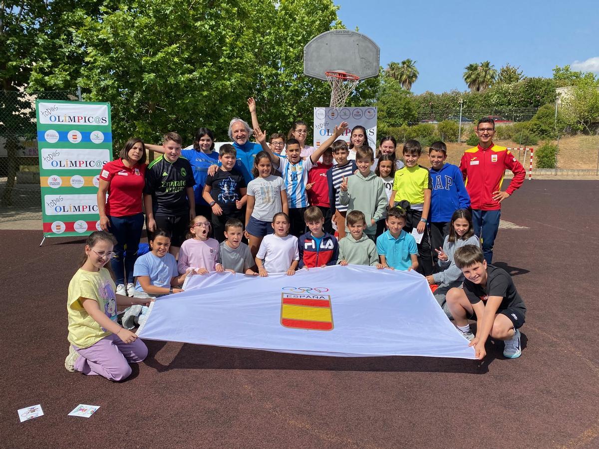 Alumnos y profesores posan junto a Campos y Benabbou al final de la agradable mañana.