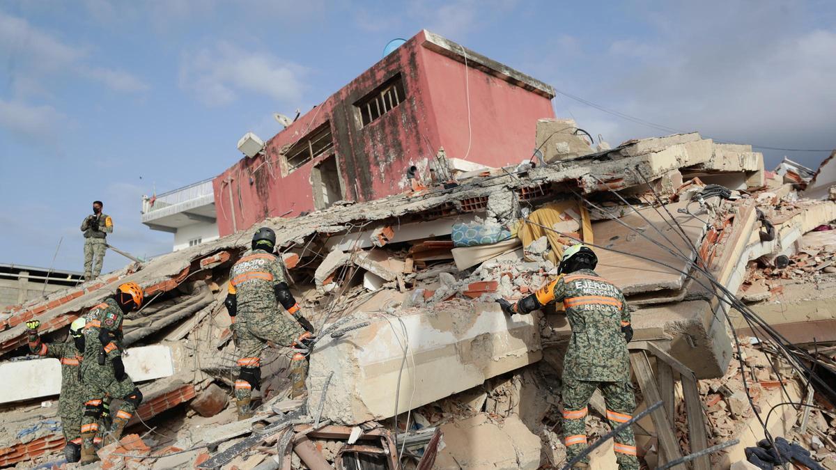 Rescatan a una familia al completo con vida en La Guaira, Venezuela