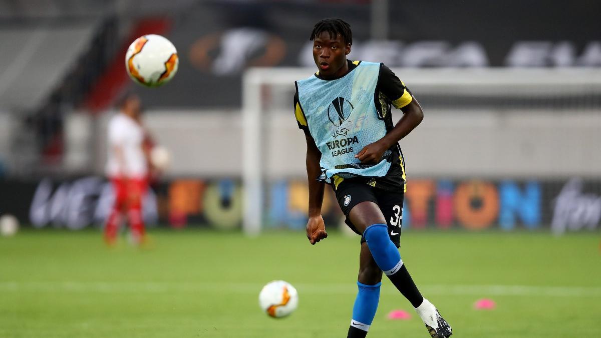 Lucien Agoumé durante el calentamiento de un partido