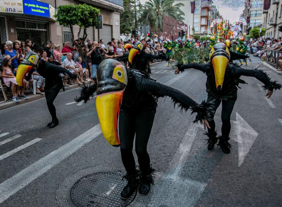 El espectáculo recrea la conquista de la isla de Tortuga con un boato de casi 400 personas, animadas danzas y guiños a la historia