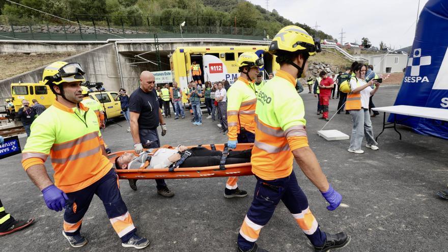 VÍDEO: La Variante de Pajares, lista para abrir tras un espectacular simulacro: más de 200 actores se convierten en pasajeros de un tren que descarrila