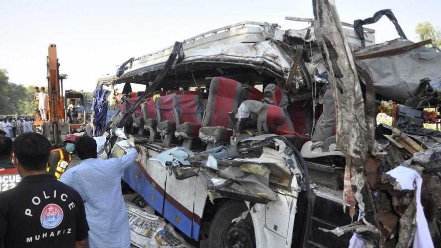 Uno de los dos autocares accidentados en Pakistán.