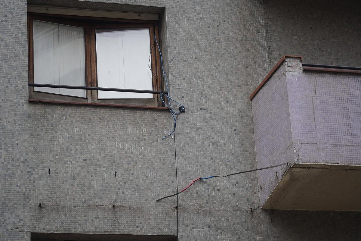 Les fotos dels operaris treballant per tornar la llum a la ronda Ferran Puig i el carrer Sèquia