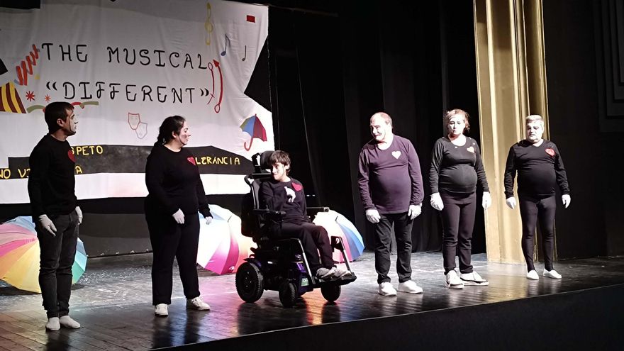 El grup de teatre inclusiu Cúspicus de Mosaic torna a actuar davant centenars d’estudiants