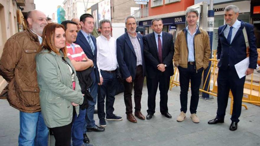 Responsables de Unión Fenosa con Tourís y Cacabelos, en la rúa Castelao. // Muñiz