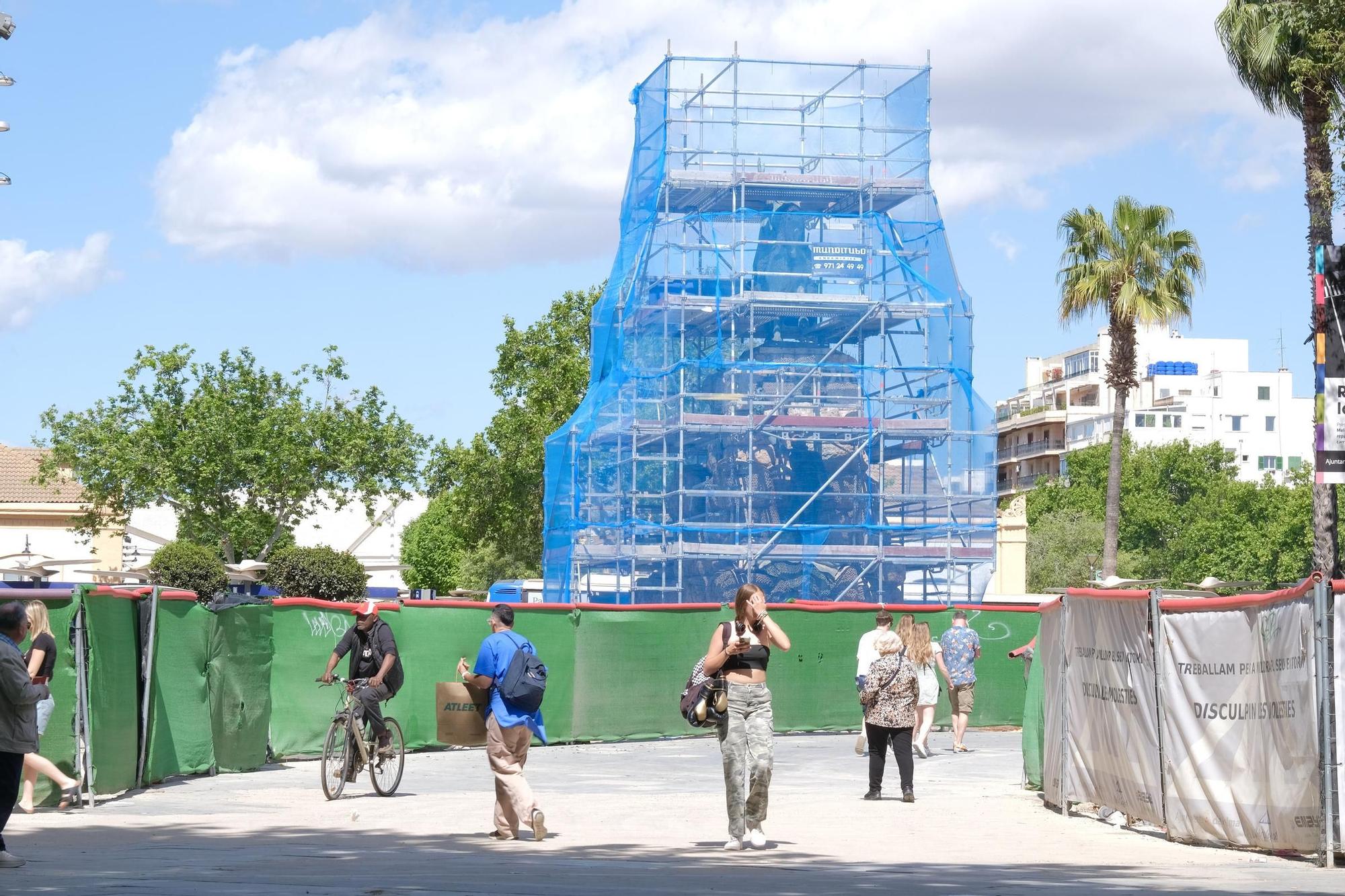 FOTOS: Montan un andamio en la plaza de España de Palma para restaurar la escultura de Jaume I