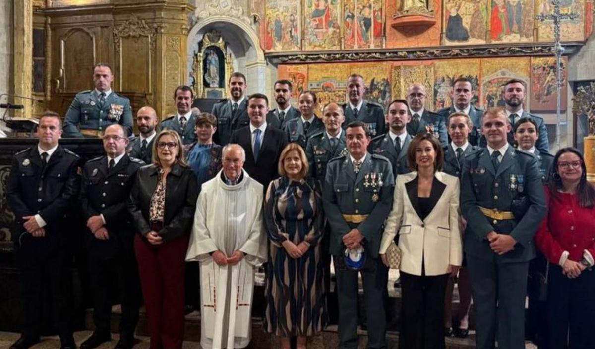 Corporación y Guardia Civil en el Día de la Hispanidad.