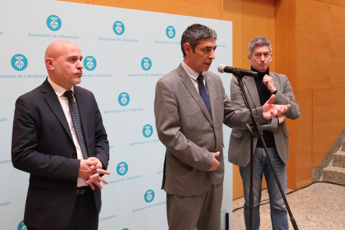 Carlos Prieto, Josep Lluís Trapero y David Quirós después de la Junta Local de Seguridad de L'Hospitalet de Llobregat.