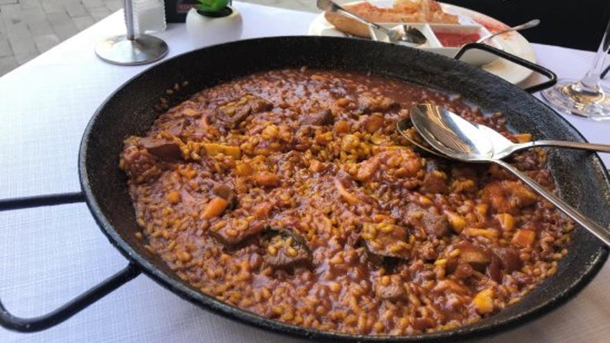 En qué se diferencian la paella, el arroz al caldero y el arroz a banda