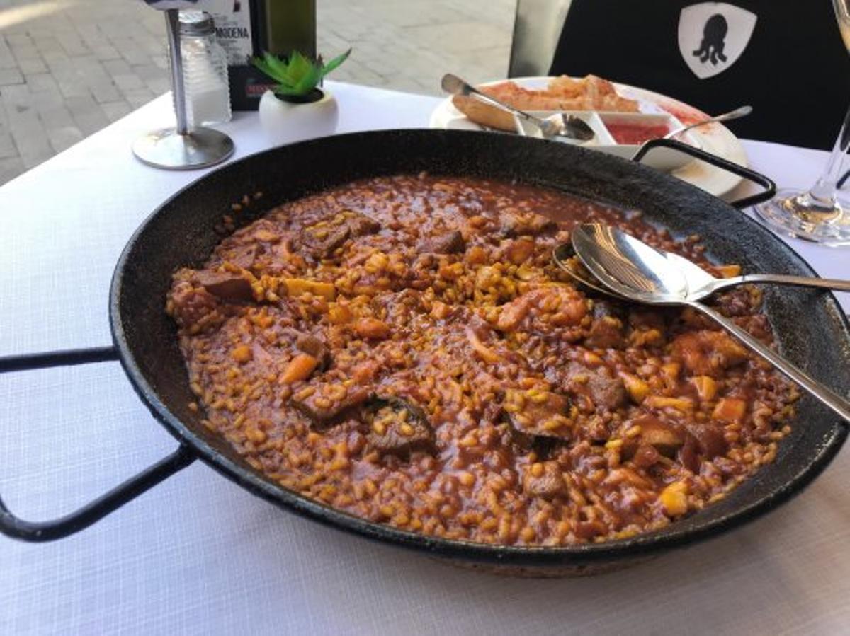 Una paella de arroz a banda