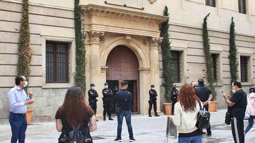 Protesta de hosteleros
de Molina en San Esteban,
ayer.  LASGASTROCRÓNICAS