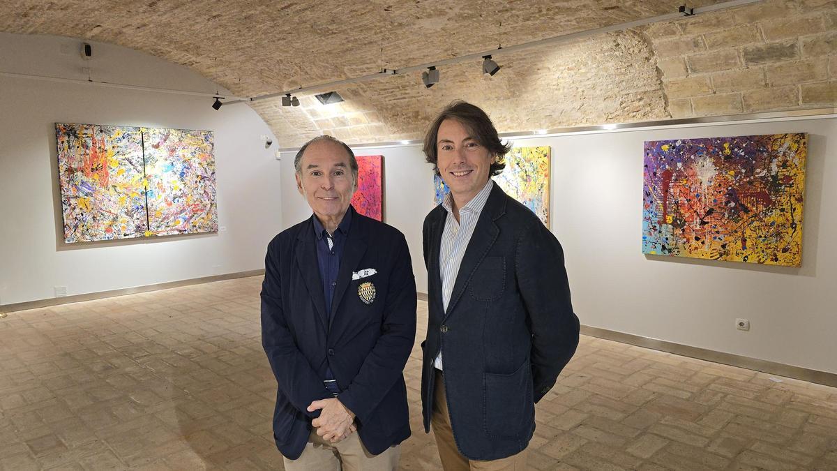El pintor José Manuel Cardiel junto a Carlos López Pardos, director de la Fundación Caja Rural de Aragón.