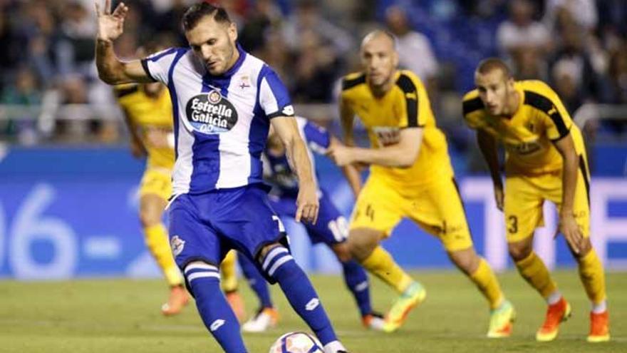 Pérez transforma un penal ante el Eibar en la primera jornada de Liga.