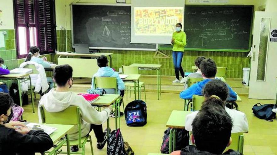 Simran Kumari, durante una de las clases de inglés que imparte en el IES Cardenal Pardo Tavera.