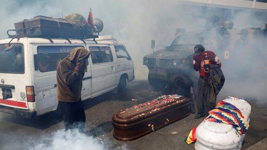 Bolivia y la triste imagen de ataúdes entre gas lacrimógeno