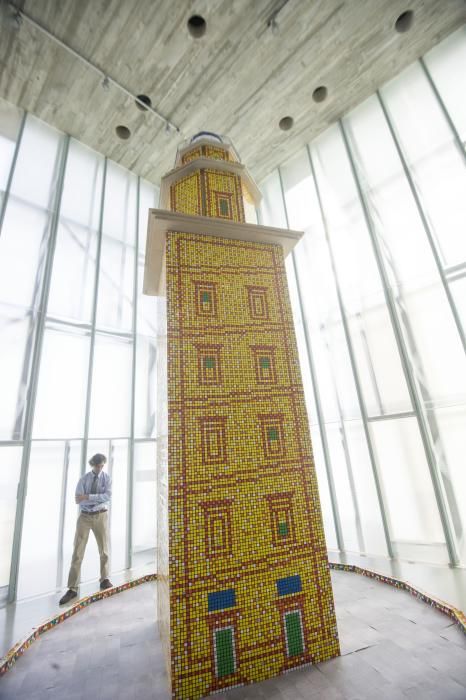 Una Torre de  Hércules con 7.000 cubos de Rubik