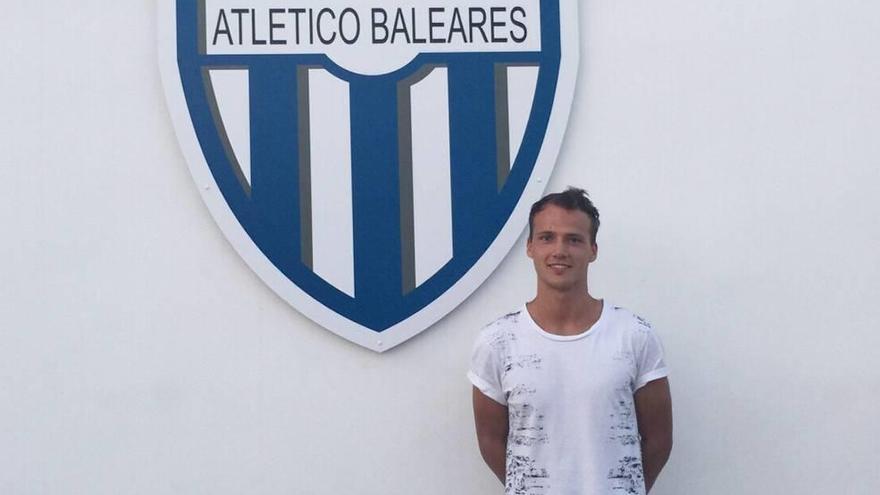 Lindberg posa con el escudo del Atlético Baleares de fondo.