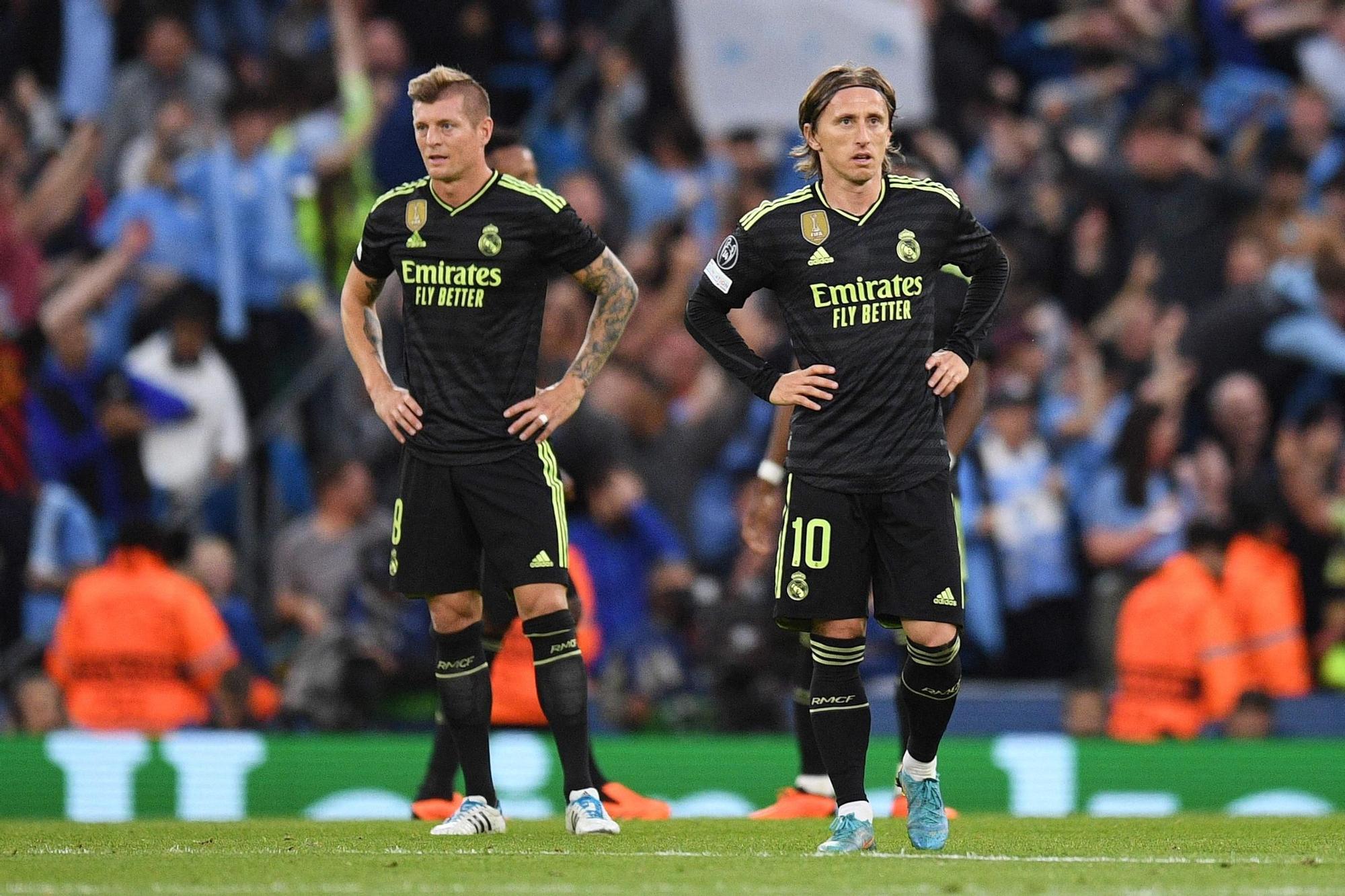 Toni Kroos y Luka Modric, durante un instante del partido, con los brazos en jarra, símbolo de la derrota del Real Madrid.