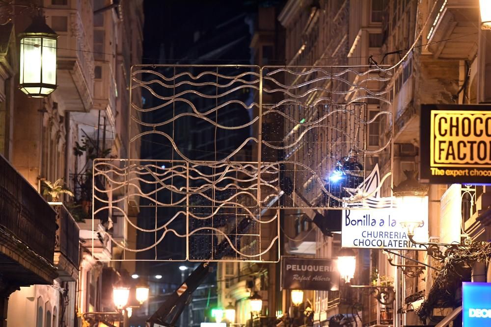 Instalación de iluminación navideña en calle Real