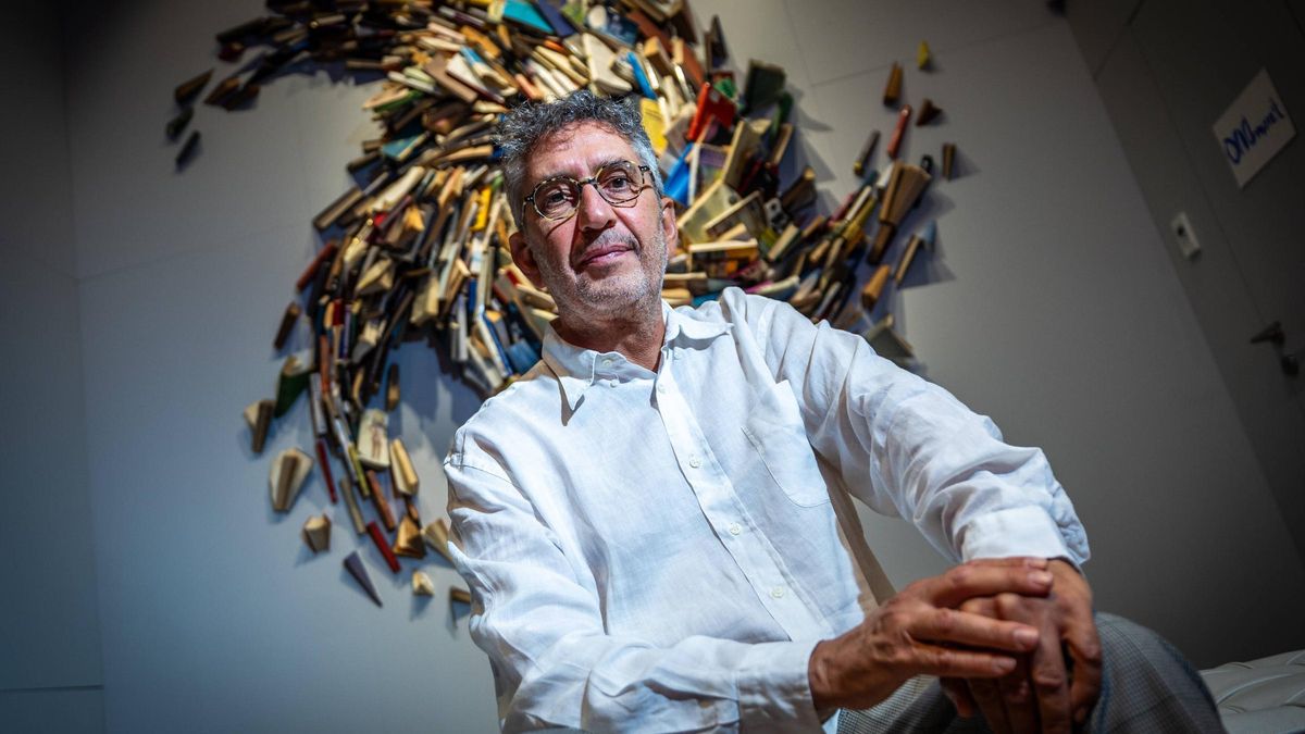 El escritor Manuel Baixauli, en la librería Ona de Barcelona.
