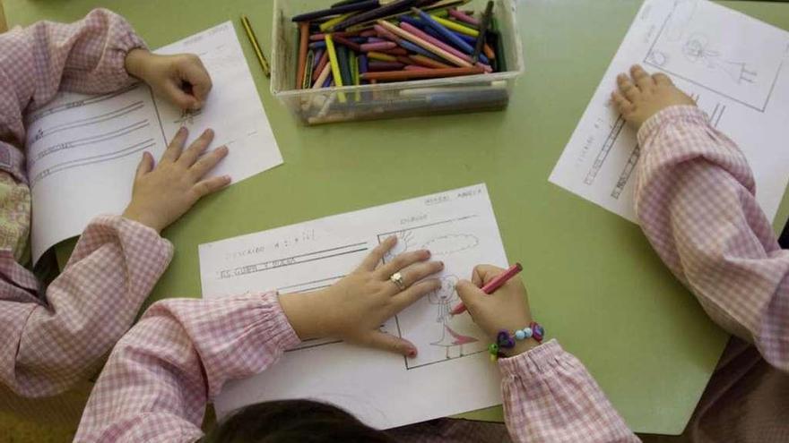 Un grupo de niños realiza deberes en el aula.