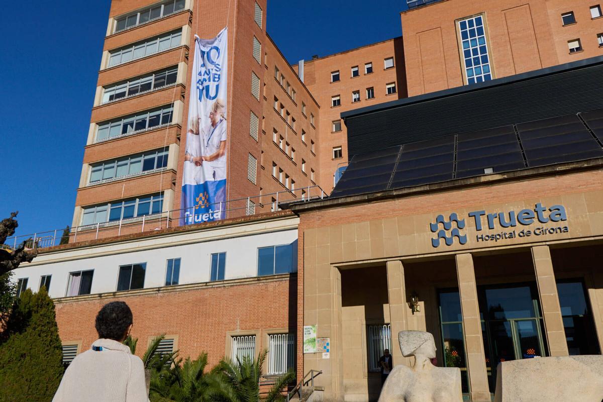 Desplegament de la lona commemorativa 70è aniversari Hospital Trueta